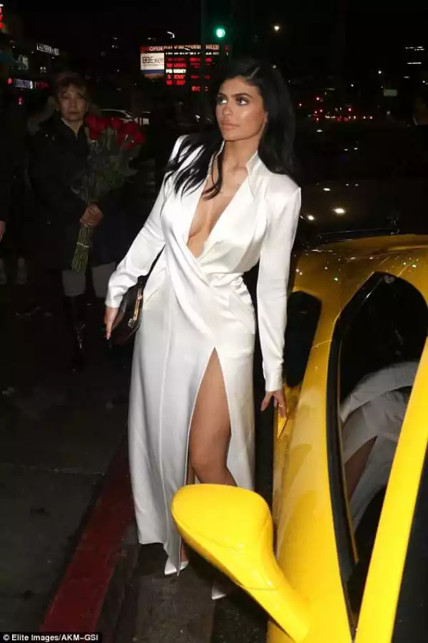 OMG!! Kylie Jenner Dress Braless to a Date With Tyga (PHOTO)